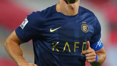 Cristiano_Ronaldo_playing_for_Al_Nassr_FC_against_Persepolis,_September_2023_(cropped).jpg