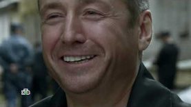 мужчины охотятся в лесу